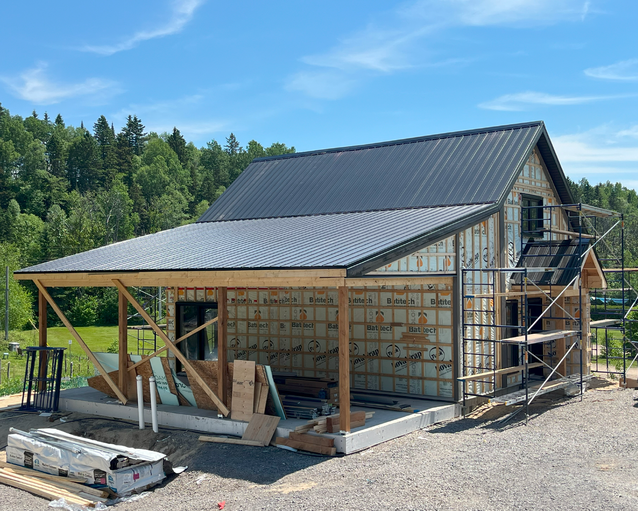 Installation d'une toiture métallique sur une maison fraichement montée